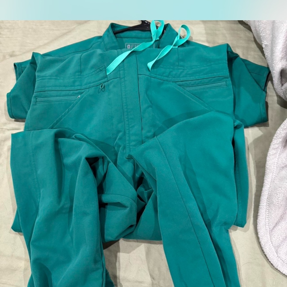 Figs Green Technical Collection Top - Picture 2 of 3